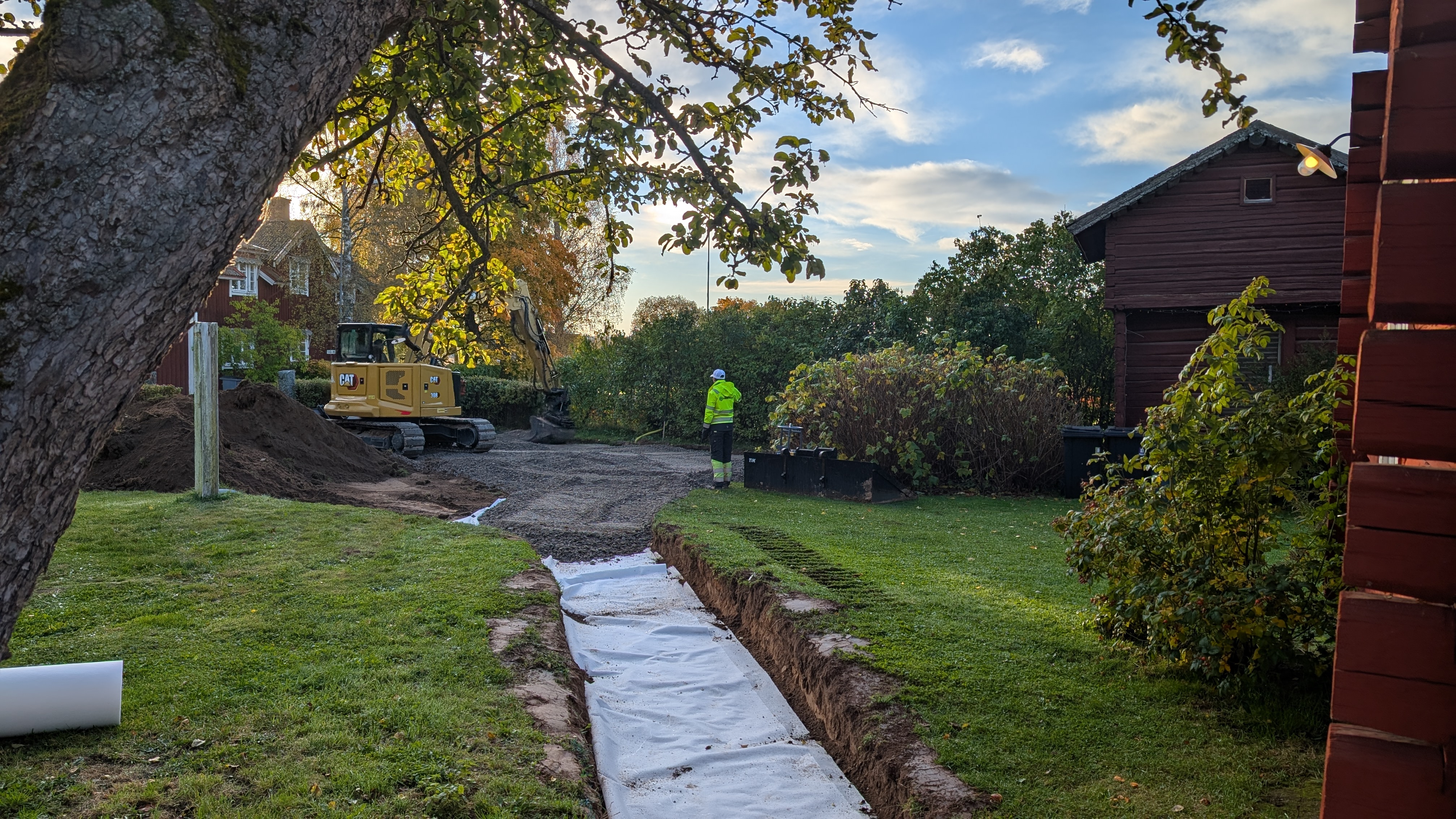 Grävmaskin och dränering under anläggningsarbetet