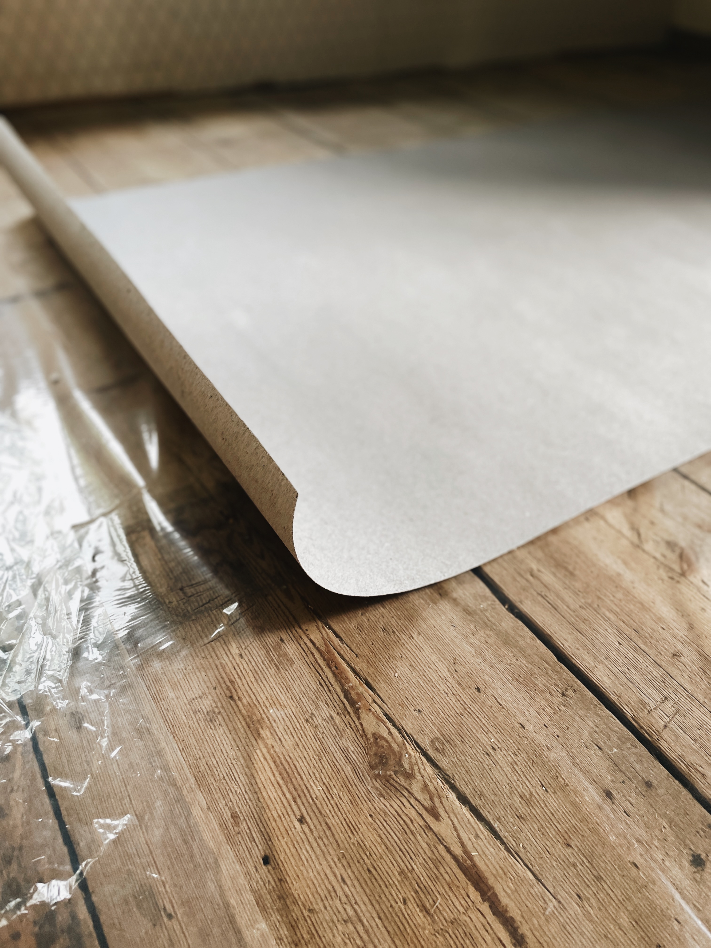 Rulle lumppapp på furugolvet