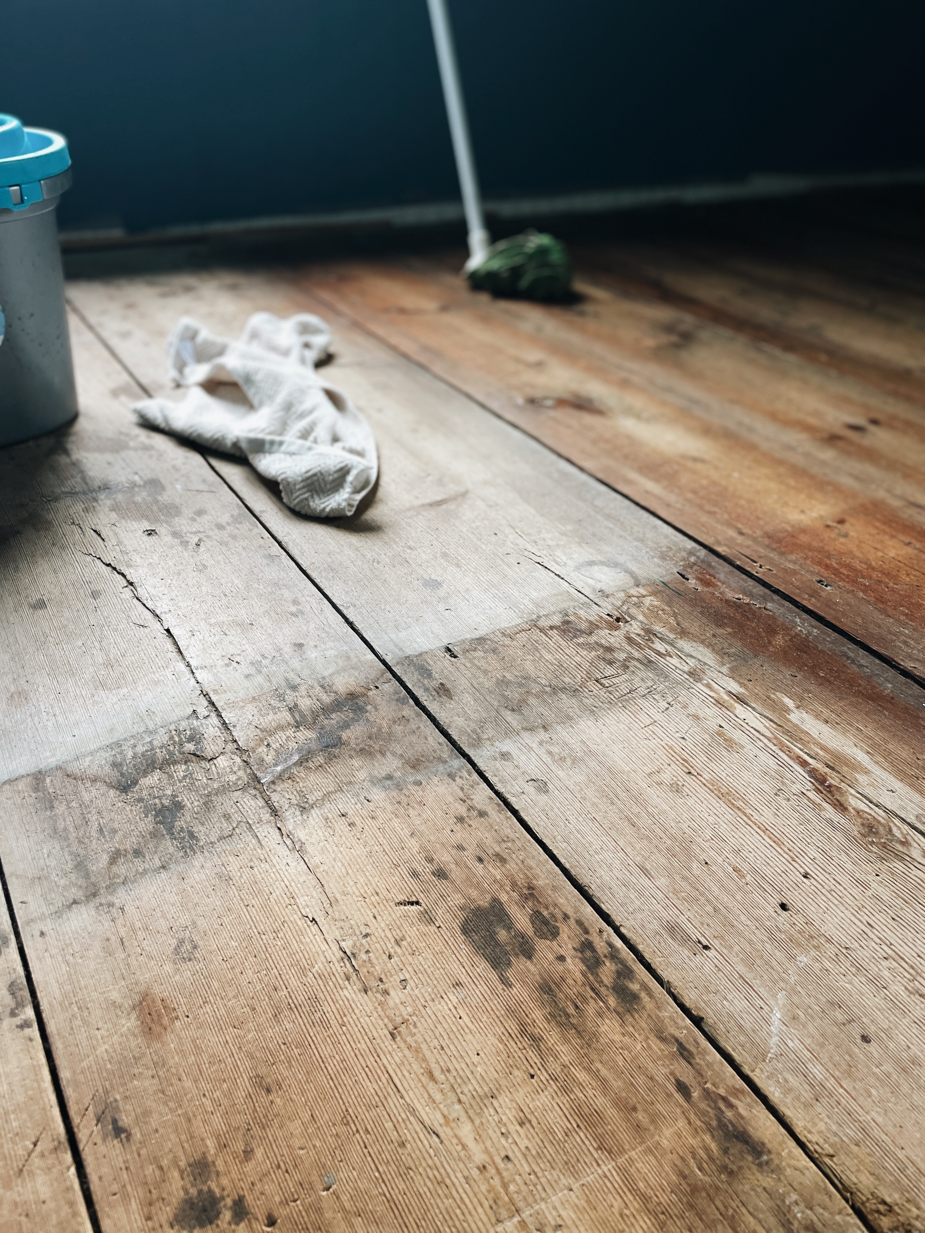Närbild på golvplankor under skurning
